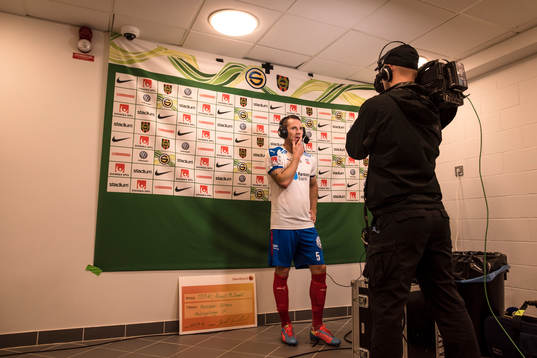 Helsingborgs Johan Persson blir intervjuad