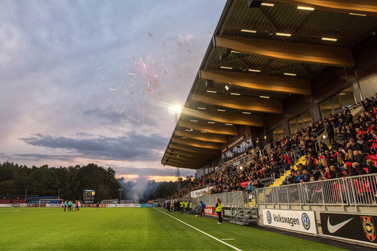Fyrverkerier före fotbollsmatchen i Superettan mellan