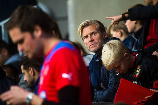 Johan Mjällby på läktaren