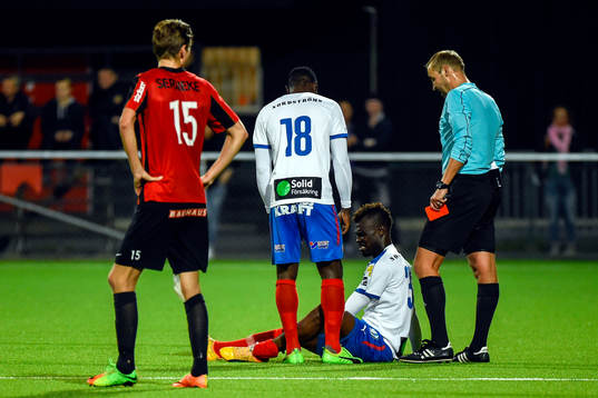 Helsingborgs Edwin Gyimah får sitt andra gula kort av