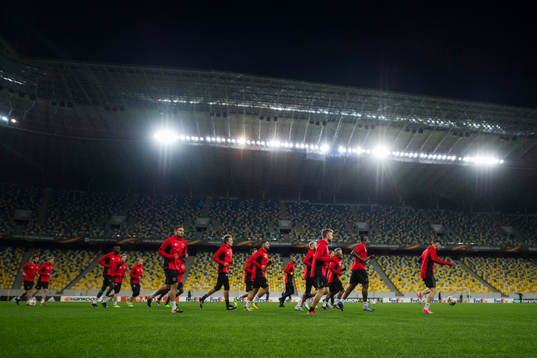 Östersunds spelare värmer upp på Arena Lviv
