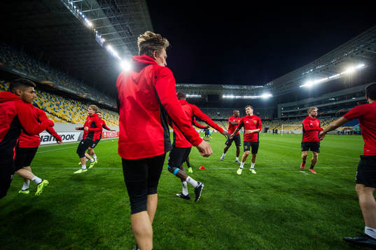 Östersunds spelare värmer upp på Arena Lviv