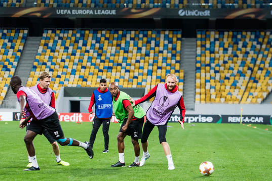 Östersunds Fouad Bachirou och Curtis Edwards på Arena Lviv