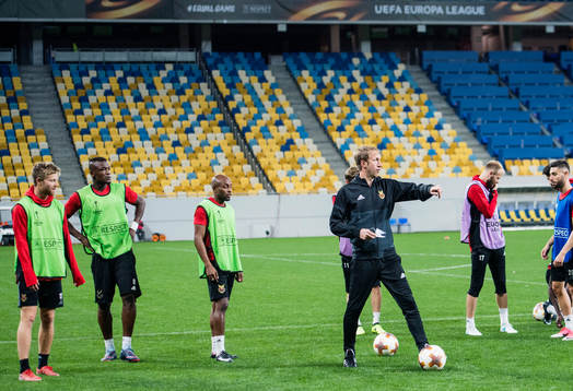 Östersunds tränare Graham Potter med instruktioner