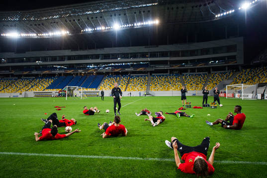 Östersunds spelare värmer upp på Arena Lviv