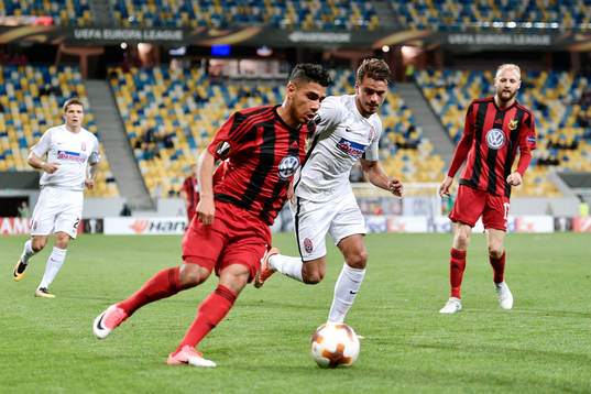 Östersunds Hosam Aiesh och Zoryas Artem Sukhotskiy i kamp