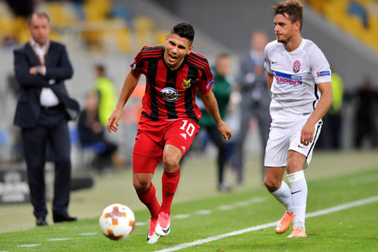 Östersunds Hosam Aiesh och Zoryas Artem Sukhotskiyi kamp