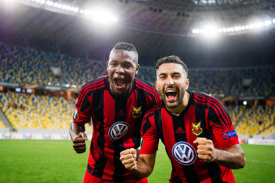 Östersunds Salisu Abdullahi Gero och Saman Ghoddos jublar