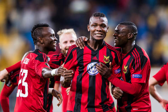 Östersunds Salisu Abdullahi Gero (m) gör 0-2 och jublar