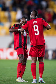 Östersunds Samuel Mensiro och Salisu Abdullahi Gero dansar