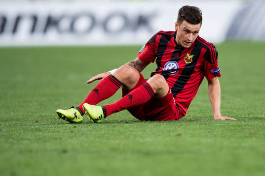 Östersunds Jamie Hopcutt faller