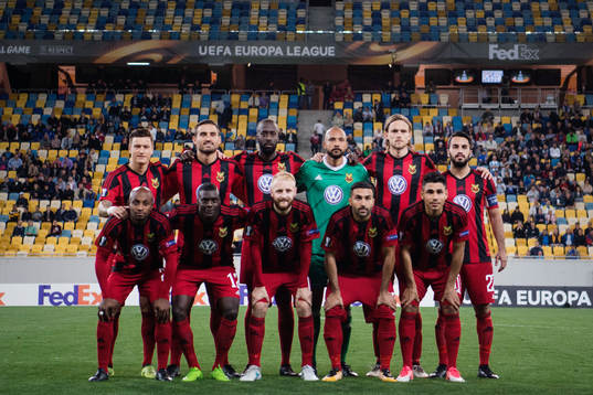Östersunds spelare ställer upp för en lagbild