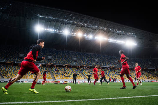 Östersunds spelare värmer upp Arena Lviv