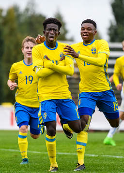 Sveriges Jack Lahne (v) jublar