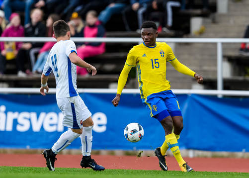 Sveriges Sylvin Mulumba Kayembe Ilolo med bollen