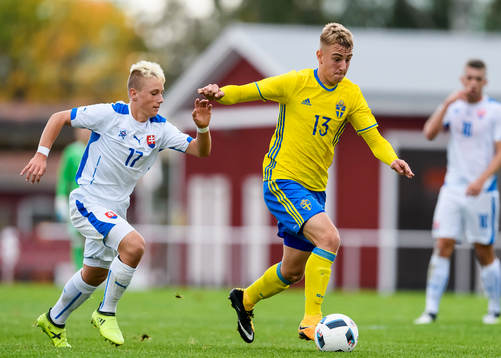 Sveriges Amel Mijanic jagas med bollen jagas av Slovakiens