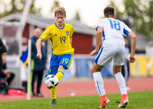 Sveriges Victor Backman med bollen