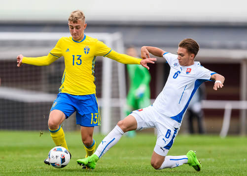 Sveriges Amel Mijanic med bollen