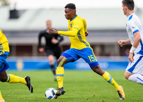 Sveriges Sylvin Mulumba Kayembe Ilolo med bollen
