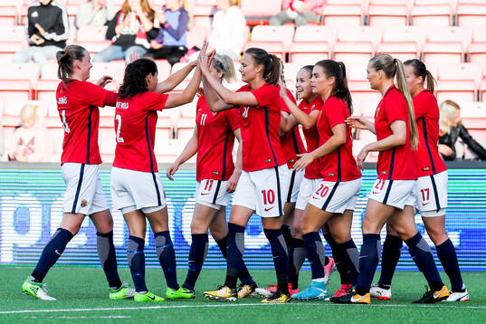 Guro Reiten of Norway celebrates with her teammates