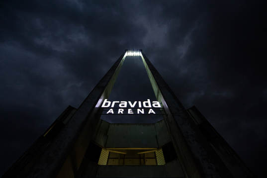 Bravida Arena exteriört innan fotbollsmatchen i