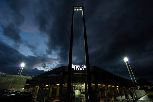 Bravida Arena exteriört innan fotbollsmatchen i
