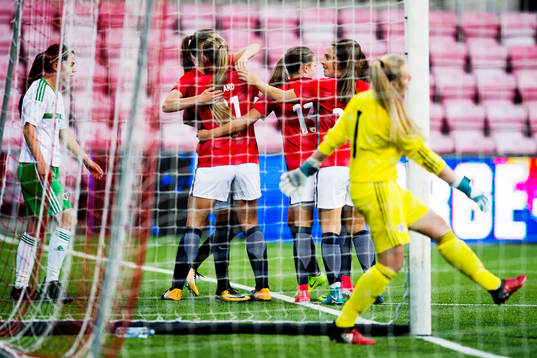 Lisa-Marie Utland of Norway celebrates with her teammates