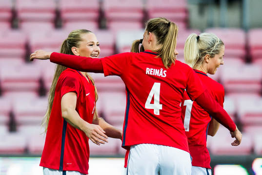 Lisa-Marie Utland of Norway celebrates with her teammates