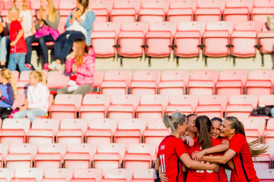 Guro Reiten of Norway celebrates with her teammates