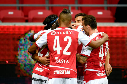 Kalmars Romário Pereira Sipião jublar med lagkamrater