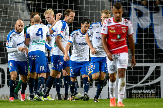 Karl Holmberg jublar med lagkamrater