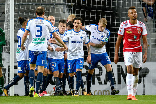Karl Holmberg jublar med lagkamrater