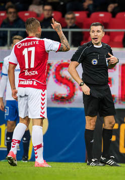Domare Bojan Pandzic ger Kalmars Romario Marques Rodrigues