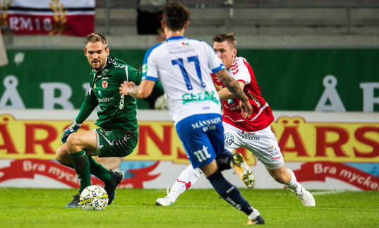 Kalmars målvakt Lucas Hägg-Johansson och Victor Agardius
