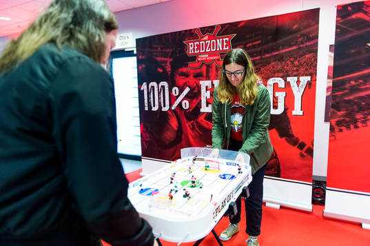 Supportrar spelar ishockeyspel i fan zone