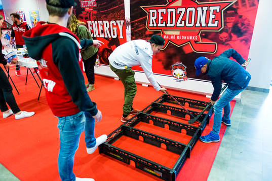 Supportrar spelar hockeyspel
