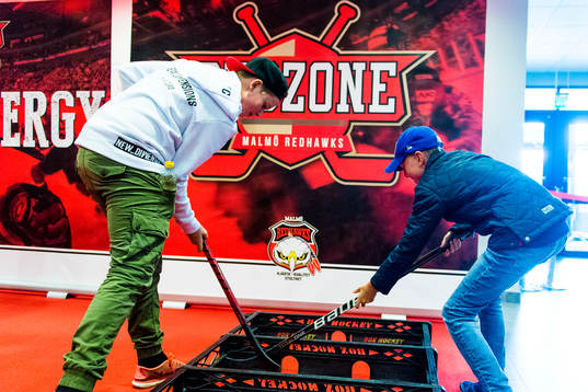 Supportrar spelar hockeyspel