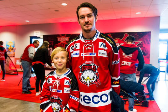 Två av Malmö Redhawks supportrar