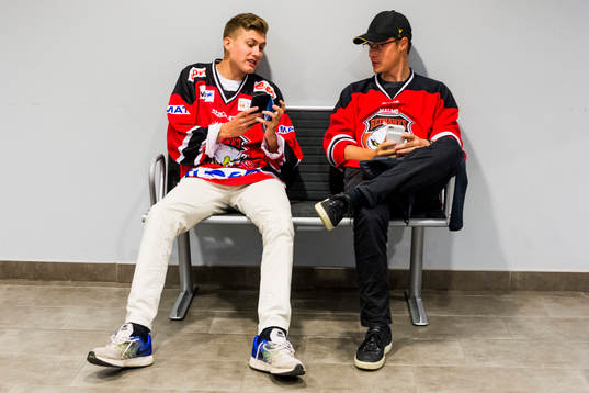 Två Malmö Redhawks supportrar