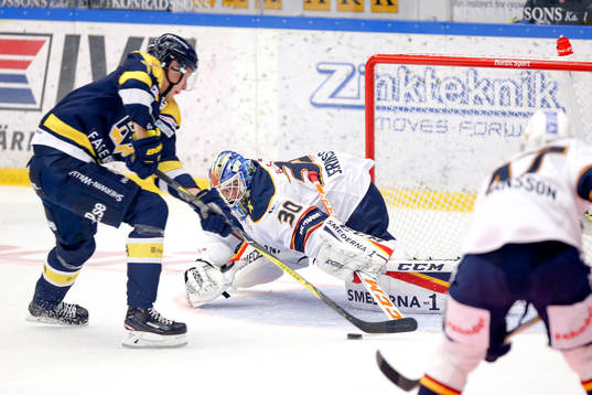 s Victor Ejdsell utmanar Djurgårdens målvakt Joacim