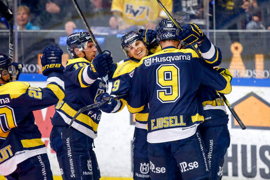 s Sebastian Wännström jublar med lagkamrater