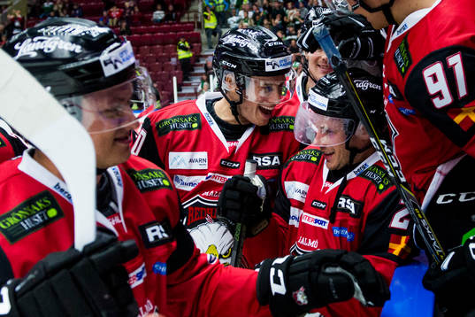 Malmö Redhawks Andy Miele kramas om av lagkamraterna