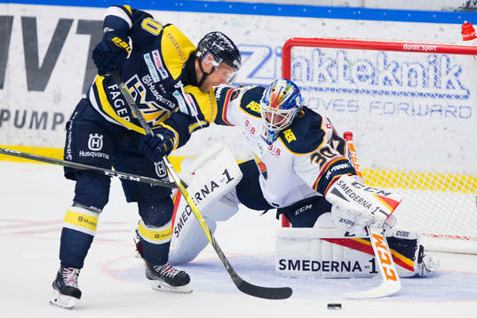 s Martin Thörnberg mot Djurgårdens målvakt Joacim