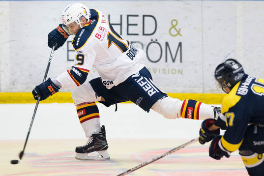 Djurgårdens Rene Bourque skjuter