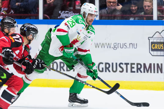 Rögles Ludvig Rensfeldt jagas av Malmö Redhawks Daniel