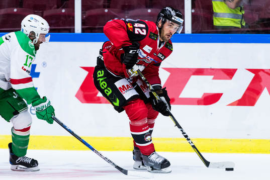 Malmö Redhawks Niklas Arell jagas av Rögles Taylor Matson
