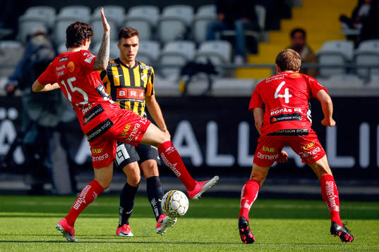 Häckens Egzon Binaku och Elfsborgs Rasmus Rosenqvist och