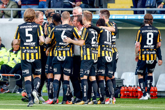 Häckens Ahmed Yasin jublar med lagkamrater