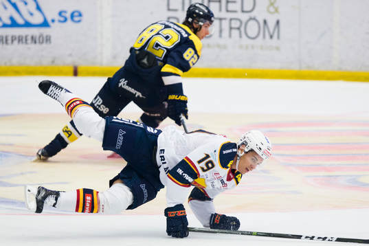 Djurgårdens Rene Bourque går omkull