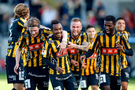 Häckens Nasiru Mohammed jublar med lagkamrater